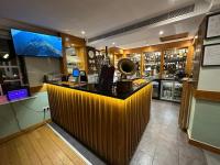 The Bell and Bottle في Hedgerley: بار في مطعم بشاشة كبيرة