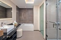 Ein Badezimmer in der Unterkunft Scarlet Pearl Casino Resort