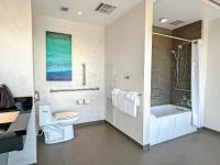 Ein Badezimmer in der Unterkunft Scarlet Pearl Casino Resort