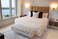 Ein Bett oder Betten in einem Zimmer der Unterkunft Scarlet Pearl Casino Resort