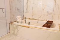 Ein Badezimmer in der Unterkunft Scarlet Pearl Casino Resort