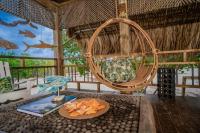 una habitación con una silla redonda y un plato de comida en Casa del Mar by Al Alma, en San Onofre