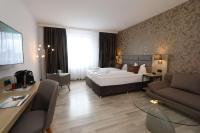 una habitación de hotel con una cama y un sofá en Best Western Hotel Rosenau, en Bad Nauheim