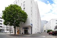 Un edificio blanco con un árbol delante. en Best Western Hotel am Spittelmarkt, en Berlín