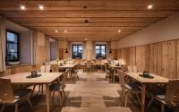 Reštaurácia alebo iné gastronomické zariadenie v ubytovaní Hotel Lener