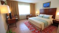 Postel nebo postele na pokoji v ubytování Hulhule Island Hotel