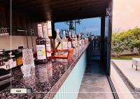 eine Bar mit Weinflaschen auf der Theke in der Unterkunft Kavyum Retreat in Himatnagar