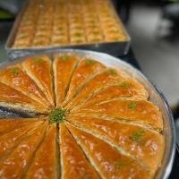 Een close-up van een doorgesneden sinaasappel. bij The Taksim Patong Beach Hotel in Patong Beach