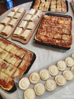 Saint-Nicolas-de-la-GraveにあるDouce France 82のさまざまな種類の食べ物が並んだテーブル