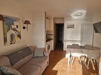 Część wypoczynkowa w obiekcie Appartement 2 Pièces avec Piscine et Parking - FR-1-504-663