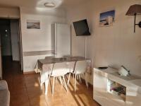 Telewizja i/lub zestaw kina domowego w obiekcie Appartement 2 Pièces avec Piscine et Parking - FR-1-504-663