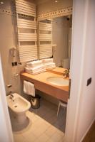 A bathroom at Hotel Sirena - B&B