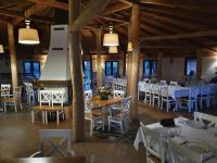 ein Esszimmer mit weißen Tischen und Stühlen in der Unterkunft Łejkówka in Wólka Magierowa