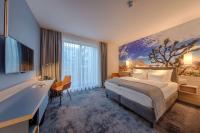Una habitación de hotel con una cama y una ventana grande. en Best Western Hotel Wiesbaden, en Wiesbaden