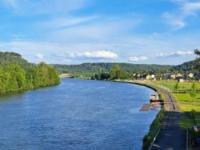 una vista de un río desde un puente en Nouvelles chambres très confortables avec réfrigérateur, en Anhée