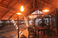 Un pabellón con una mesa, sillas y luces. en Sea Trails Bentota, en Bentota