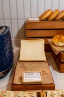 uma mesa com duas tábuas de corte contendo pão e doces em Echarm International Hotel Guangzhou Baiyun International Airport Qingbu Metro Station Branch - Free Deliver Service to Guangzhou Baiyun International Airport & Free Deliver Service to Canton Fair Complex During Canton Fair Period em Guangzhou