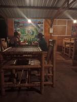 un groupe de personnes assises à une table en bois dans l'établissement Bintang Senaru Inn, à Senaru