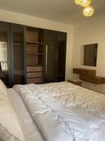 Postel nebo postele na pokoji v ubytování Luxury 2 bedrooms and 1 pathroom wide garden view