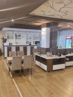 een restaurant met een tafel en stoelen in een kamer bij Rila Residence - next to Pirin Golf in Razlog