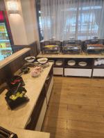 een keuken met verschillende kommen eten op een aanrecht bij Rila Residence - next to Pirin Golf in Razlog