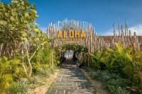 Una entrada a un jardín con un arco con la palabra aloha. en Villa La Bella Phan Thiet, en Phan Thiet