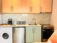 Kuchyň nebo kuchyňský kout v ubytování Dolce Vita Apartments - Spacious Renovated Apartments with Unique Decor Perfect for 4 in Laganas Ideal for Fun and Relaxation By Villa Mana Gers