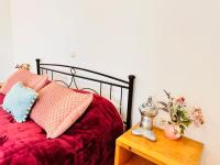 Postel nebo postele na pokoji v ubytování Dolce Vita Apartments - Spacious Renovated Apartments with Unique Decor Perfect for 4 in Laganas Ideal for Fun and Relaxation By Villa Mana Gers
