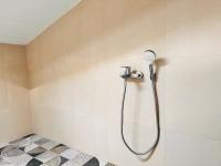 Koupelna v ubytování Dolce Vita Apartments - Spacious Renovated Apartments with Unique Decor Perfect for 4 in Laganas Ideal for Fun and Relaxation By Villa Mana Gers