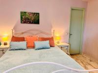 Postel nebo postele na pokoji v ubytování Dolce Vita Apartments - Spacious Renovated Apartments with Unique Decor Perfect for 4 in Laganas Ideal for Fun and Relaxation By Villa Mana Gers