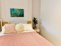 Postel nebo postele na pokoji v ubytování Dolce Vita Apartments - Spacious Renovated Apartments with Unique Decor Perfect for 4 in Laganas Ideal for Fun and Relaxation By Villa Mana Gers