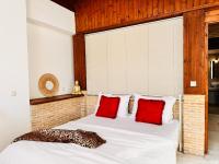Postel nebo postele na pokoji v ubytování Dolce Vita Apartments - Spacious Renovated Apartments with Unique Decor Perfect for 4 in Laganas Ideal for Fun and Relaxation By Villa Mana Gers