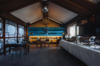een restaurant met tafels en stoelen en wijnflessen bij 丽江见山庐观景花园民宿 in Lijiang