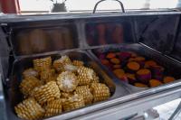 een schaal met maïs en andere groenten op een fornuis bij 丽江见山庐观景花园民宿 in Lijiang