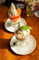 un tavolo in legno con due tazze di dolci su piatti di Uno Express a Bangkok