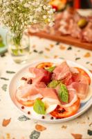 un piatto di alimenti con carne e verdure su un tavolo di Uno Express a Bangkok