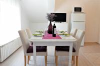 Televízia a/alebo spoločenská miestnosť v ubytovaní Apartments Olive Garden