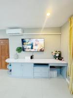 Sun and Moon Houseにあるテレビまたはエンターテインメントセンター