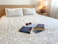 Posteľ alebo postele v izbe v ubytovaní Villa Amorio a spacious modern getaway with a private heated pool & Sea Views