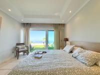 Posteľ alebo postele v izbe v ubytovaní Villa Amorio a spacious modern getaway with a private heated pool & Sea Views