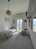 Posteľ alebo postele v izbe v ubytovaní Spectacular sea view - 3 minutes walk from the sea