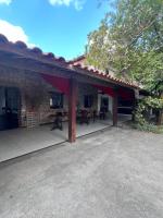 einen Außenblick auf ein Haus mit einer Terrasse in der Unterkunft Flat monte castelo condomínio in Bezerros