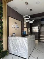 Un vestíbulo con mostrador de recepción en un edificio. en HOTEL SAN PEDRO PITALITO, en Pitalito