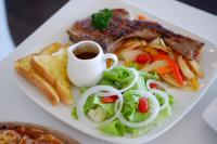 een bord met eten, salade, vlees en brood bij Chiangkhan River Mountain Resort in Chiang Khan