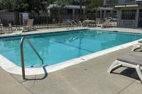 ガルフポートにあるMotel 6 Gulfport, MS Airportの青い大型スイミングプール(椅子、テーブル付)