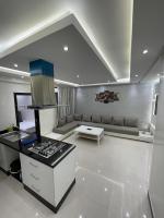 cocina con fogones y sofá en una habitación en Apartement abwab gueliz, en Marrakech