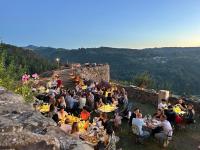 un gruppo di persone seduti ai tavoli su una montagna di TENUTA CASTEL DELL'AQUILA a Gragnola
