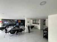 麦德林Hotel Portal Central的一间有桌子和黑色椅子的餐厅