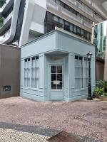 een blauw gebouw met een deur aan de voorkant van een gebouw bij Sofisticação na Savassi in Belo Horizonte