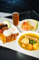 麦德林Hotel Portal Central的一张桌子,上面放着三盘食物和饮料